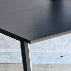 Escritorio Ergonómico para Juegos GD68084 de 140x70cm, Escritorio de PC de Madera con Patas de Hierro Poligonales, Diseño Moderno con Función LED - Product Image 4