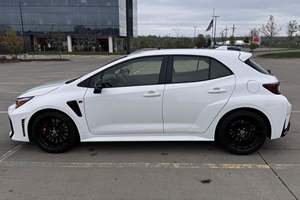 2025    T O Y O T A    GR  C o r o l l a . Caja de Cambios Automática de Bajo Kilometraje, Volante a la Izquierda, Neumáticos R20, Estado Oscuro - Product Image 5