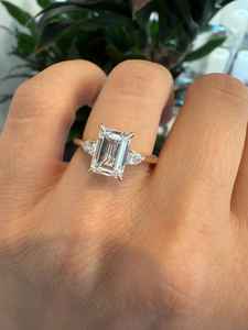 Diamant de laboratoire 14K or blanc massif taille émeraude Bague à trois pierres avec diamants poire 2.30 carats Diamants - Product Image 5