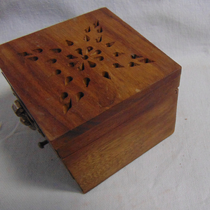 Caja de quemador de incienso Loban de madera cuadrada, hecho a mano Bakhoor quemador de madera, tapa tallada, cono Dhoop de resina, aromaterapia tradicional - Product Image 4