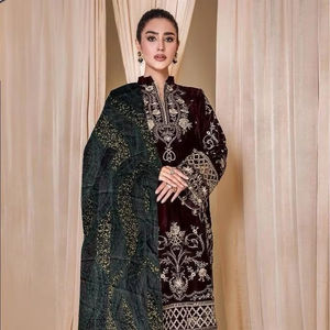 Le luxe redéfini: le velours Shalwar Kameez associé à un superbe Dupatta en soie à impression numérique parfait pour l'hiver - Product Image 1