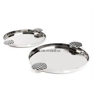 Bandeja para servir artículos de comida de forma redonda hecha de acero inoxidable pulido brillante plateado con aspecto atractivo Suministros de asas de diseñador - Product Image 1