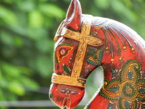 Figurine de cheval en bois fait main, peinte à la main en Inde, décoration d'intérieur pour mariage et anniversaire, cadeaux de mariage élégants - Product Image 2