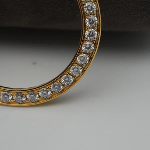 Anillo de Bisel para Reloj Luxira Jewels, Tono Dorado Deslumbrante, Acero Inoxidable, Hecho a Mano, con Incrustaciones de Moissanita de 40 mm, Piedras de Corte Claro, Alto Pulido - Product Image 5