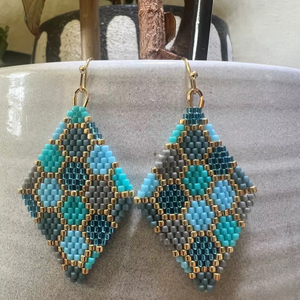 ต่างหูประดับลูกปัดดีไซน์ทันสมัยสีเทอร์ควอยซ์ ประดับด้วยลูกปัดแก้วแบบพู่ห้อยและเรซิ่น ของขวัญเครื่องประดับสุดพิเศษจาก MS Handicraft - Product Image 1