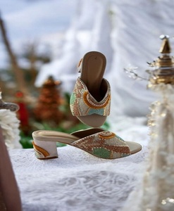 Cuir léger et respirant brodé à la main de créateur perlé pour pantoufles de femmes, fils à tisser de style glissant rembourrés - Product Image 1