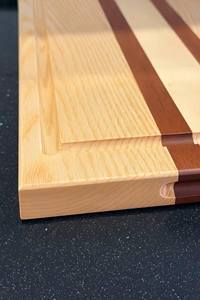 Planche à découper en bois massif à grain transversal, multi-espèces, avec rayures décoratives, pour la découpe intensive des légumes - Product Image 2