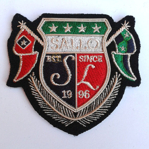 Insigne de blazer en fil métallique brodé à la main avec perles Produit décoratif à coudre - Product Image 1
