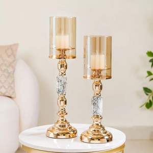 Ensemble de 2 bougeoirs au design luxueux en métal doré avec couvercle en verre, idéal pour la réception et la décoration de la maison - Product Image 1