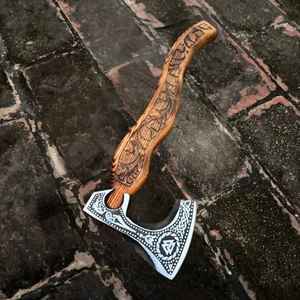 Hacha de Estilo Vikingo de Acero al Carbono Forjado, Hacha Barbuda de Grado Industrial para Exteriores con Mango de Madera para Acampar con Funda, Regalo Personalizado - Product Image 1