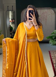 Hermosa Lehenga de seda tradicional con borde de encaje Estilo elegante de longitud larga para damas de honor de fiesta o funciones de boda - Product Image 3