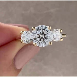 Bague de fiançailles à trois pierres en diamant de laboratoire certifié IGI 1,70 carat total, couleur D-E-F, pureté VVS-VS, forme ronde - Product Image 1