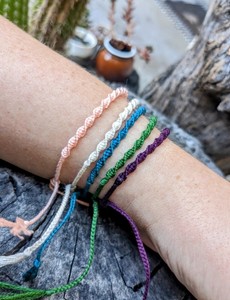 Bracelet d'amitié simple tissé torsadé fait à la main, Boho Beach Vibes, accessoires pour elle - Product Image 2