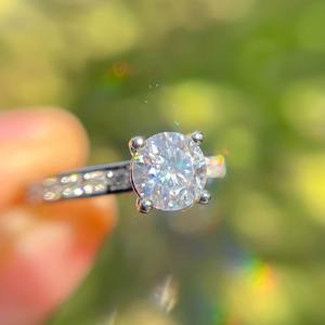 Anillo de compromiso Moissanite de corte redondo de 6,5mm | Solitario con banda pavimentada | Joyería fina de Boda nupcial de oro y plata OEM - Product Image 5