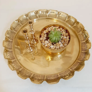 Bandeja de servicio de latón decorativa redonda con diseño artístico que agrega encanto a celebraciones y eventos festivos - Product Image 4