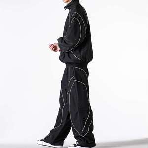 ชุดวอร์มผู้ชายแบบมีซิป ผ้าโพลีเอสเตอร์ พิมพ์โลโก้ได้ สะท้อนแสง สไตล์สตรีทแวร์ลำลอง กันลม สีดำ พร้อมตัวอย่างฟรี - Product Image 4