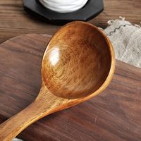 Handgemaakte natuurlijke houten ecovriendelijke lichtgewicht lepel met lange steel, duurzaam houten keukengerei voor het serveren van soep, stoofpot, curry, set van 2