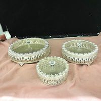 Plateau décoratif rond moderne en acrylique plaqué argent avec artisanat en métal en laiton doré de