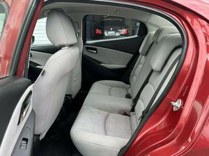 Toyota Yariss LE Sedan FWD RED Top Europe 2019 d'occasion importation conduite à gauche/droite livraison rapide véhicule disponible - Product Image 2