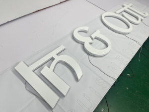 Lettres 3D rétroéclairées populaires et très vendues, laquées <span class=keywords><strong>blanc</strong></span> mat, avec éclairage <span class=keywords><strong>LED</strong></span> halo, logos de marque commerciaux haut de gamme, garantie 3 ans - Product Image 6
