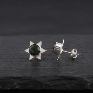 Pendientes de plata de ley 925 con turmalina verde, hechos a mano por un diseñador, para mujeres y niñas, ideales para fiestas. - Product Image 2