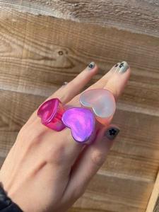 Anneaux en résine acrylique de forme ronde, fabriqués à la main, anneaux d'amour pour femmes, bijoux de fête, vente en gros au meilleur prix - Product Image 5