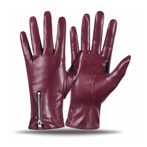 Gants de robe en cuir noir élégants pour hommes conçus pour les mariages, les soirées de gala et les occasions formelles raffinées avec cravate noire - Product Image 5