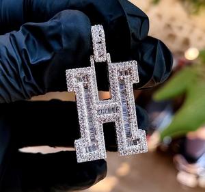 Elegante Colgante Hip Hop con Incrustaciones de Diamantes Moissanite VVS con Certificación GRA, Diseño de Letra Inicial en Plata 925 - Product Image 1