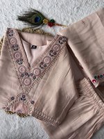 Kurti pantalon dupatta en soie romaine de couleur étonnante avec broderie et travail de sequins, fabricant de mode féminine au prix le plus bas