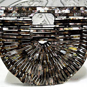 Sacs en coquillages noirs style Tahiti, bijoux en coquillages, sacs en coquillages motif noir Tahiti, artisanat en coquillages d'Indonésie - Product Image 1