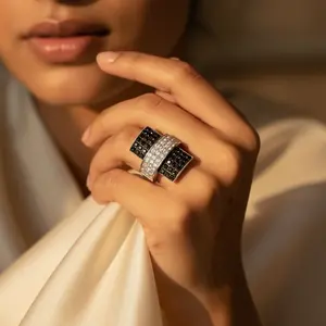 แหวนเงินแฟชั่นสำหรับผู้หญิง ชุบทอง ประดับพลอยสีดำและสีขาว สไตล์ฮิปฮอป - Product Image 1