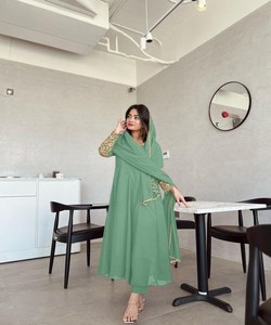 Magnifique ensemble Sharara en polyester pour réception, avec un travail manuel glamour et des embellissements floraux, fabriqué en Inde - Product Image 2