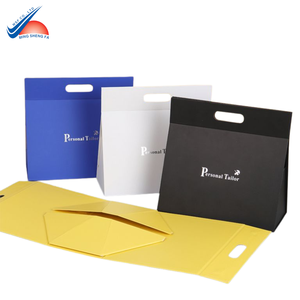 Sac en papier de luxe imprimé sur mesure avec poignée | Sac cadeau recyclable pour la vente au détail et l'emballage - Product Image 1