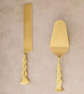 Ensemble de serveurs à gâteau en laiton avec une poignée élégante ornée d'une chaîne de cœurs dorés, parfait pour les mariages romantiques - Product Image 2