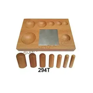 BLOQUE DE MADERA DE ALTA CALIDAD CON PLACA DE ACERO Utilice las depresiones de madera dura para dar forma al metal sin estropearlo.