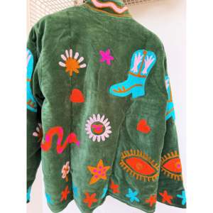 Veste en velours brodée Sujani faite à la main pour femmes, style bohème vintage, motif floral abstrait, vert, vêtements ethniques d'hiver en coton - Product Image 2