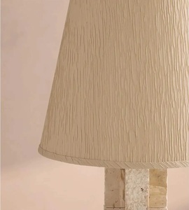 Lampe de table en pierre de travertin de luxe avec abat-jour en tissu de lin plissé, design artisanal, lumière d'ambiance chaleureuse pour une décoration intérieure élégante - Product Image 2
