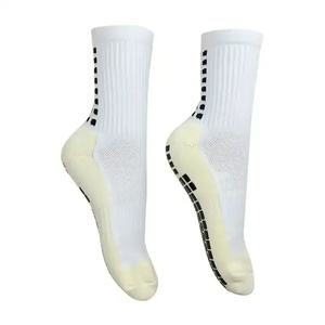 Chaussettes de football respirantes antidérapantes en coton 2025 avec logo et design personnalisés OEM - Product Image 4