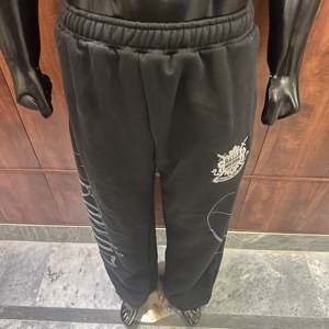 Pantalones Deportivos de Felpa Gruesa con Lavado Ácido y Bordado Personalizado para Hombre, Pantalones de Chándal, Ropa Deportiva Informal, Venta al por Mayor de Fábrica - Product Image 3