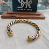 Bracelet torsadé en cuivre tricolore, ajustable, manchette ouverte, fait main, finition polie, artisanat traditionnel léger et solide pour hommes et femmes