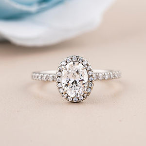Bague de fiançailles ovale Halo Moissanite en argent sterling 925 pavé classique D couleur VVS1 classique bague de mariée ovale pour femme - Product Image 1