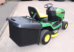 Cortadora de Césped Industrial John Deere X147R con Motor Diésel, Plataforma de Corte de 36 Pulgadas, Chasis de Acero, Caja Recolectora de Césped, 5.5 HP - Product Image 3