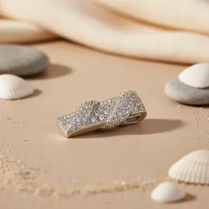 Colgante de Cristal Plateado para Mujer, Joyería Elegante con Diseño Intrincado para Cualquier Ocasión - Product Image 1