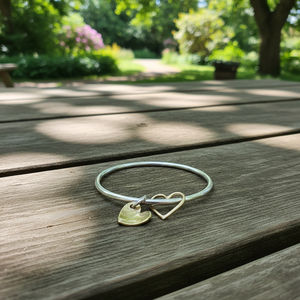 Brazalete de Plata con Dijes de Corazón en Oro y Plata, Joyería Minimalista y Elegante - Product Image 2