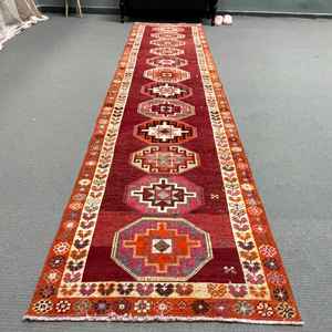 Alfombra Turca Vintage, Alfombra de Pasillo de 2.8x12 pies, Alfombra con Rayas Rojas - Product Image 1