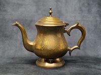 Cafetière à corps rond en laiton avec couvercle haut et poignée incurvée idéale pour les expositions d'art, les cafés du Moyen-Orient et la décoration intérieure