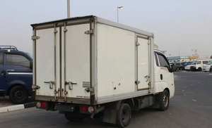 Camionnette Bongo K2700 d'occasion propre 2016, camion frigorifique, moteur diesel, boîte manuelle, conduite à gauche, sièges en cuir foncé, R17, excellent état - Product Image 4