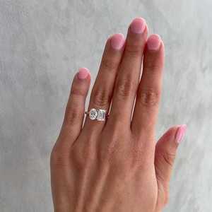 Exquisito Anillo de Compromiso Ovalado con Esmeralda y Diamante de Laboratorio Toi Et Moi para Mujer, 4.00ctw, Certificado IGI - Product Image 1