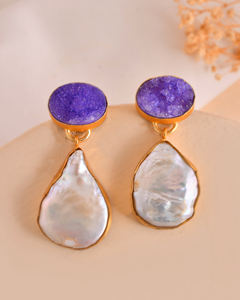 Pendiente de gota de perla de agua dulce blanca Piedra Druzy de titanio Chapado en oro Pendientes de tuerca minimalistas al mejor precio - Product Image 3