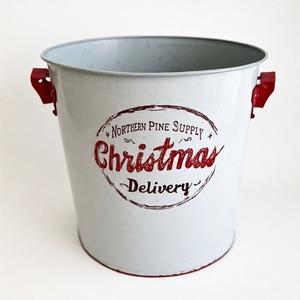 Maceta de jardín Christmas Hearthside con acabado galvanizado, perfecta para bayas de invierno verdes navideñas y decoración de entrada al aire libre - Product Image 1